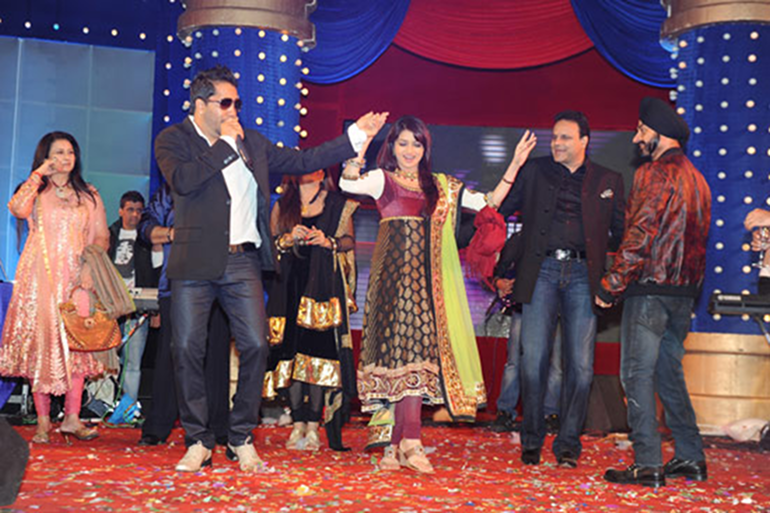 Bollywood-Kitsch-Sangeet-of-Ishipal-and-Harshvandhan-Bhatia-Curated-by-a-Luxury-Wedding-Planner