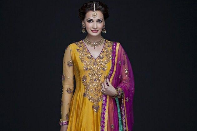 Dia-Mirza-Mehndi-Look-Ritu-Kumar-Anarkali-Celebrity-Wedding-Style-Inspiration