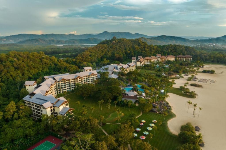 Luxury-Beach-Destination-Wedding-at-ShangriLa-Rasa-Ria-Resort-Spa-A-Tropical-Fairytale-in-Borneo