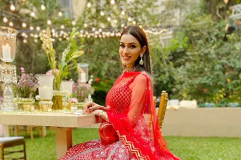 Red-Lehenga-Bridesmaid-Style-Curated-by-Expert-Wedding-Planner