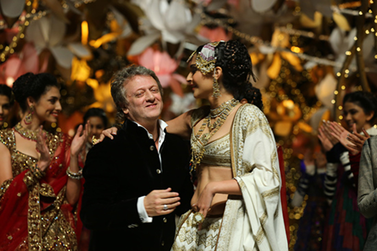 Rohit-Bal-The-Mulmul-Masquerade-Shines-at-India-Bridal-Fashion-Week-with-AZVA-Gold-Jewellery