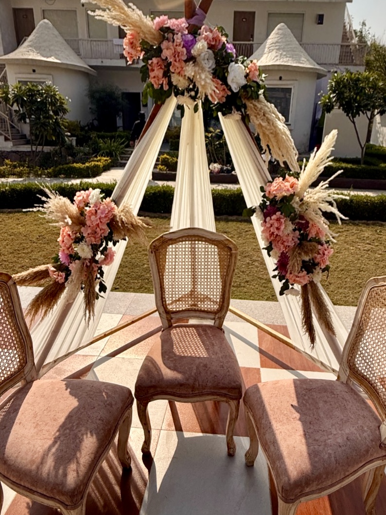 Boho-Mehendi-Sitting-Decor-Clos-Up-with-Floral-Pampas-Frame-and-Vintage-Chairs-04092026