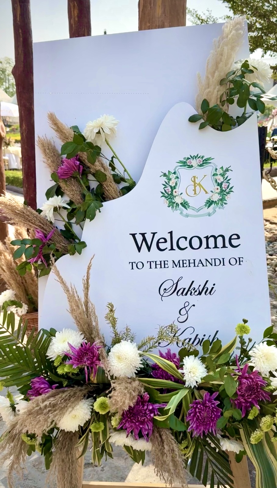 Boho-Mehendi-Welcome-Board-Decor-with-Pampas-Grass-and-Floral-Arrangement-04092026