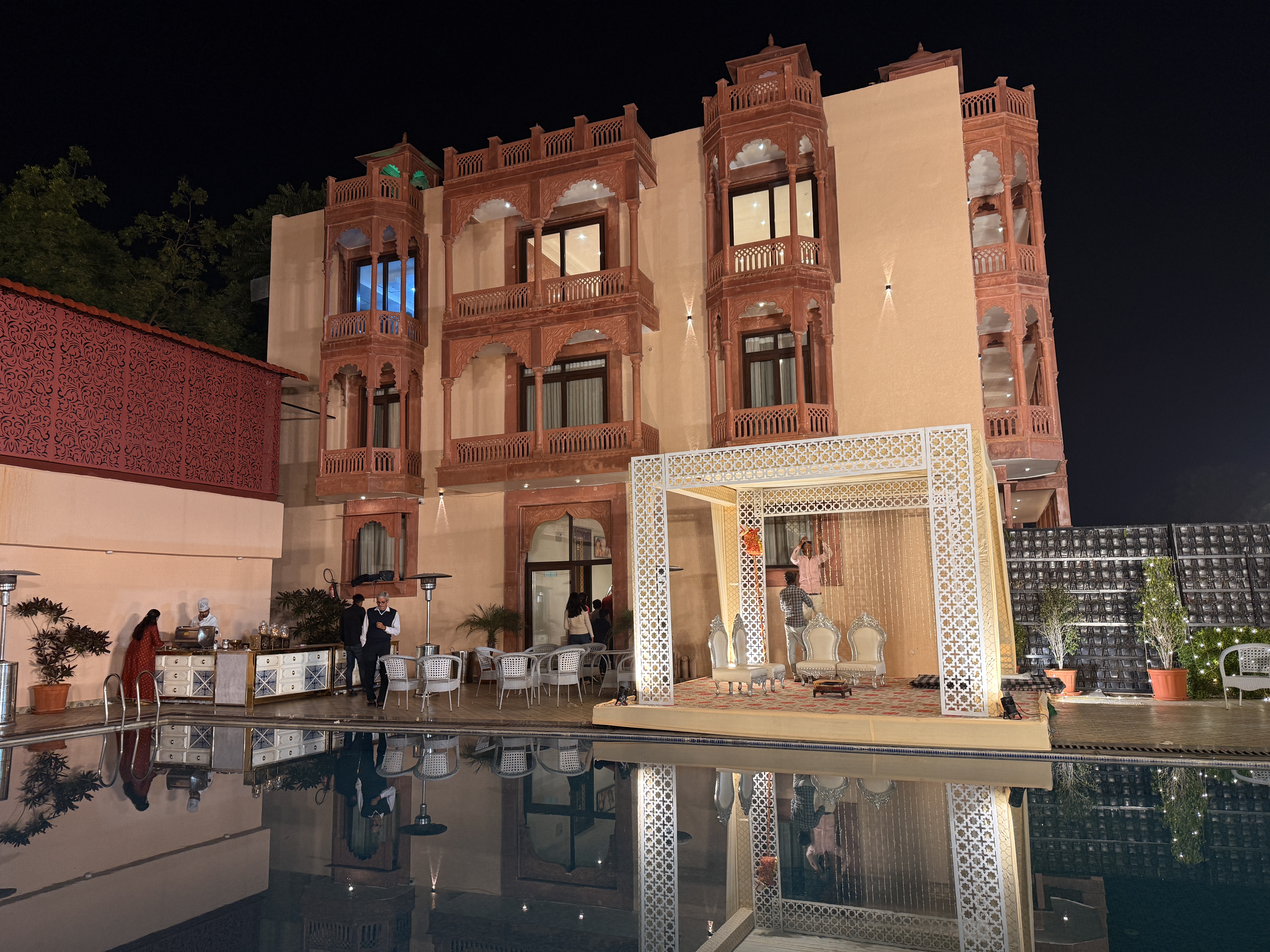 Luxury-Wedding-Venue-With-Poolside-Stage-And-Royal-Architecture-Wedifys-03272026